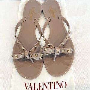 Valentino Garavani Rockstud PVC Bow Thongs, Poudre (Beige), Size 41